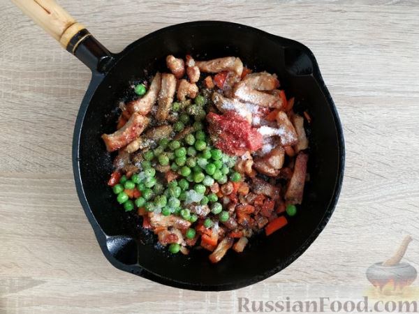 Булгур со свининой и овощами, на сковороде