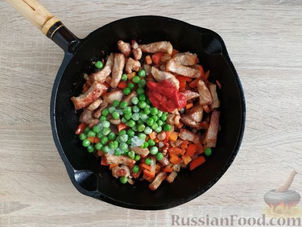 Булгур со свининой и овощами, на сковороде
