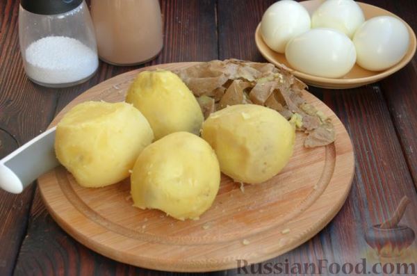 Картофельная запеканка с варёными яйцами и охотничьими колбасками