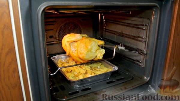 Курица гриль на вертеле с запечённым картофелем в духовке