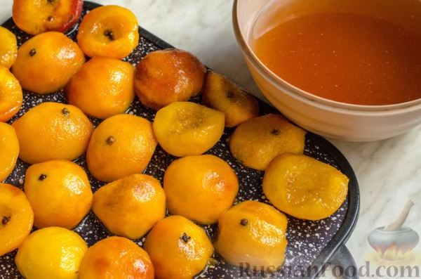 Персики в пряном винном сиропе (на зиму)