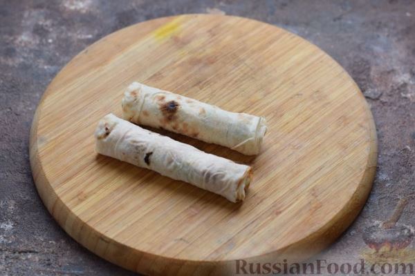 Рулетики из лаваша с крабовыми палочками, плавленым сыром и огурцом (на сковороде)