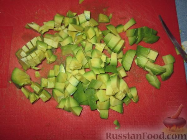 Салат из авокадо с креветками, крабовыми палочками и фенхелем