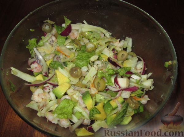 Салат из авокадо с креветками, крабовыми палочками и фенхелем