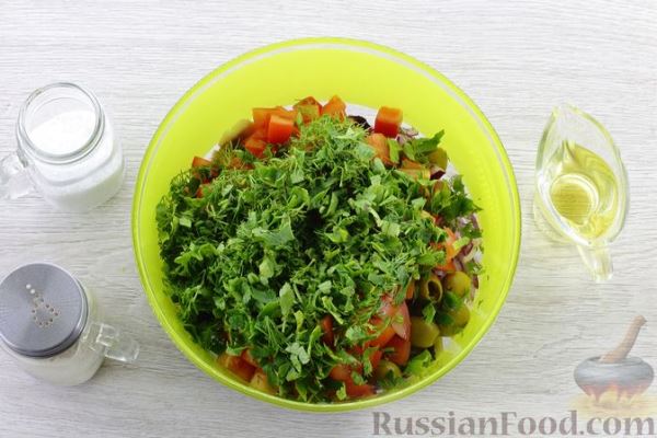 Салат с сельдью, помидорами, оливками и луком
