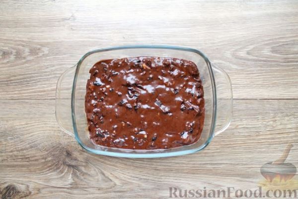 Шоколадный пирог с черносливом, орехами и глазурью