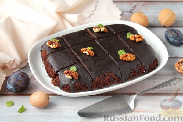 Шоколадный пирог с черносливом, орехами и глазурью