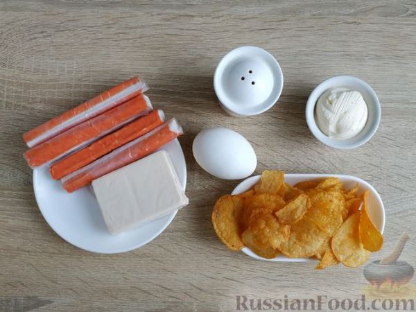 Слоёный салат с крабовыми палочками, плавленым сыром, яйцами и чипсами