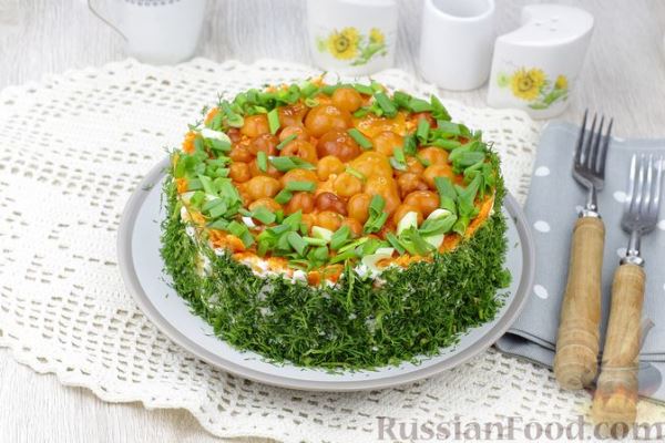 Слоёный салат с курицей, картофелем, морковью, сыром и грибами
