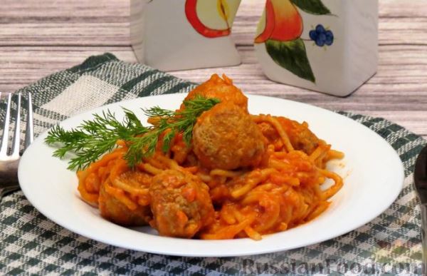Спагетти с фрикадельками и сыром в томатном соусе (на сковороде)