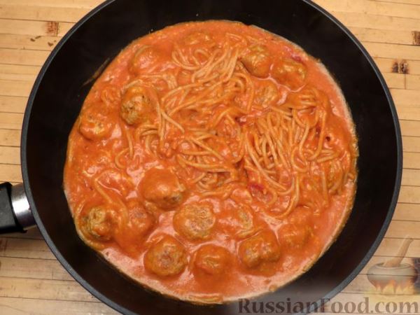 Спагетти с фрикадельками и сыром в томатном соусе (на сковороде)