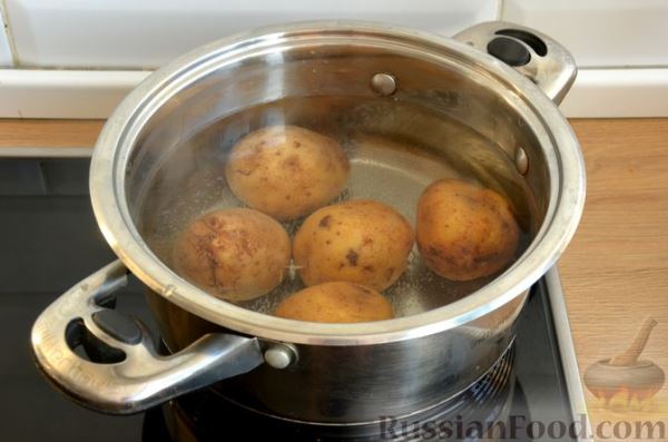 Картофельная запеканка с варёными яйцами и охотничьими колбасками
