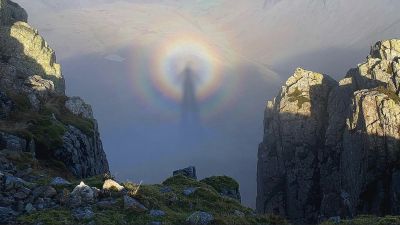 Мужчина снял редкое природное явление в виде призрака в горах - новости экологии на ECOportal