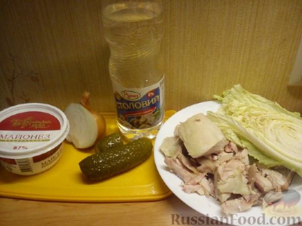 Салат с копченой курицей и соленым огурцом