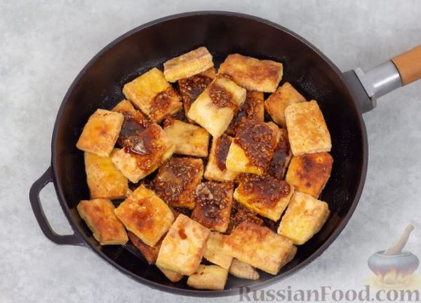 Жареный тофу в соево-медовом соусе с чесноком